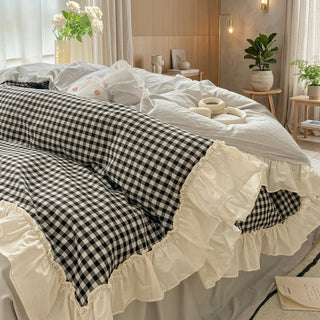 Bedding set with checkered ruffled edges - gingham black