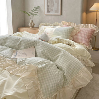 Bedding set with checkered ruffled edges - gingham sage