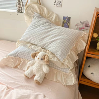 Bedding set with checkered ruffled edges