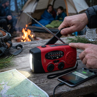 Solar Powered Emergency Radio With SOS Alarm And Hand Crank Charging LED | Palmer