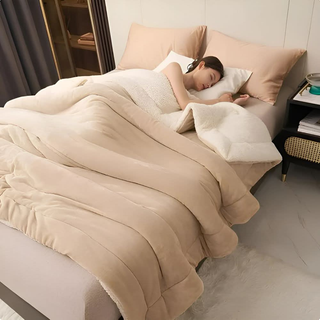 Durable Fleece Blanket With Soft Polyester Material For Warm Relaxation | Pierce